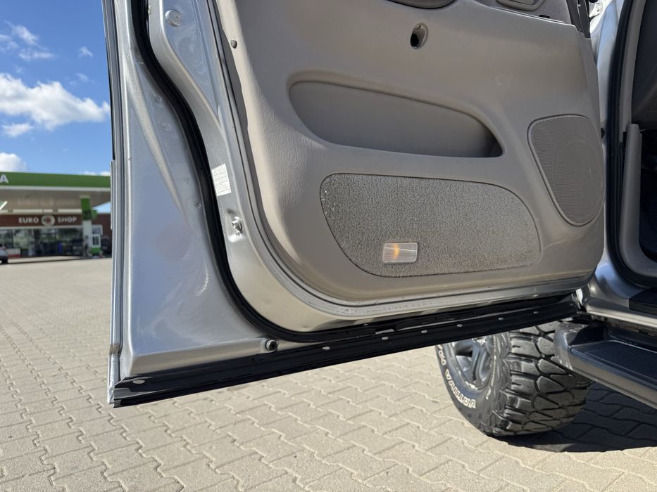 TOYOTA SEQUOIA  у відміному стані як зовні так і технічно.