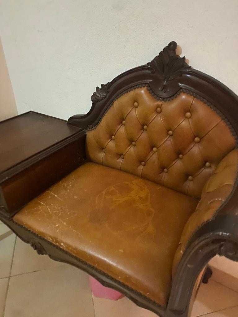 Cadeirão em pele com mesa (VINTAGE) - MELHOR OFERTA