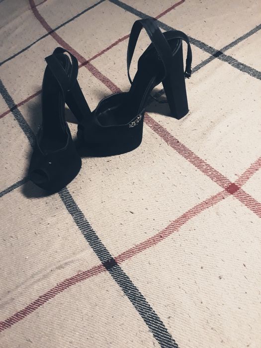 Босоножки на высоком каблуке