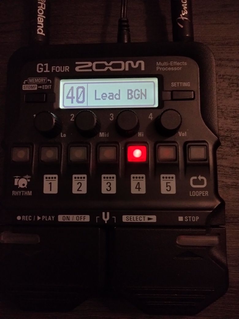 Pedal multi efeitos para guitarra com looper Zoom G1 four