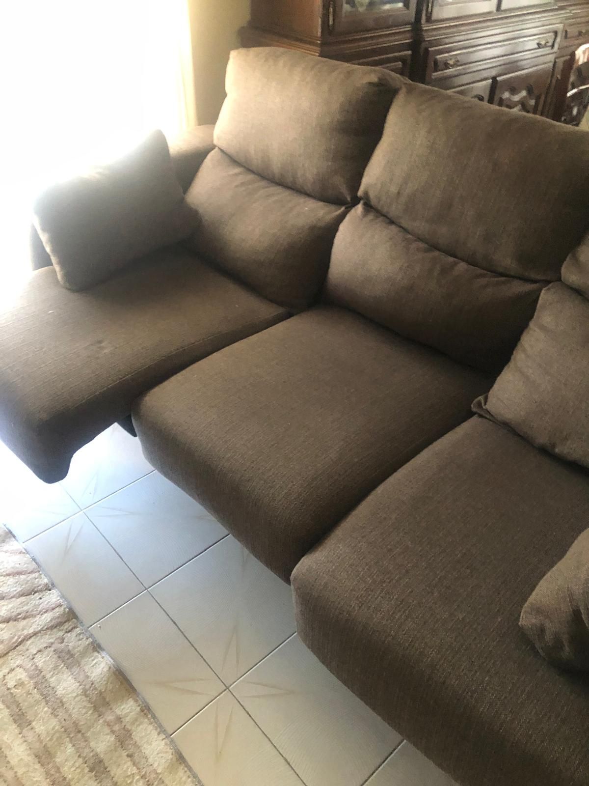 Sofá em tecido castanho