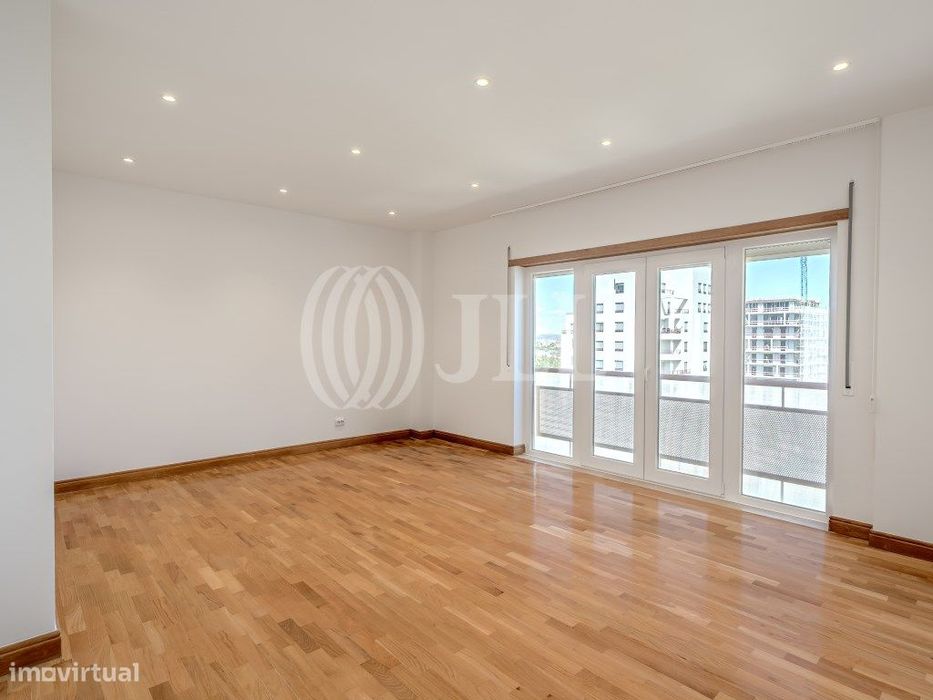 Apartamento T2 com garagem em box, em Telheiras, Lisboa