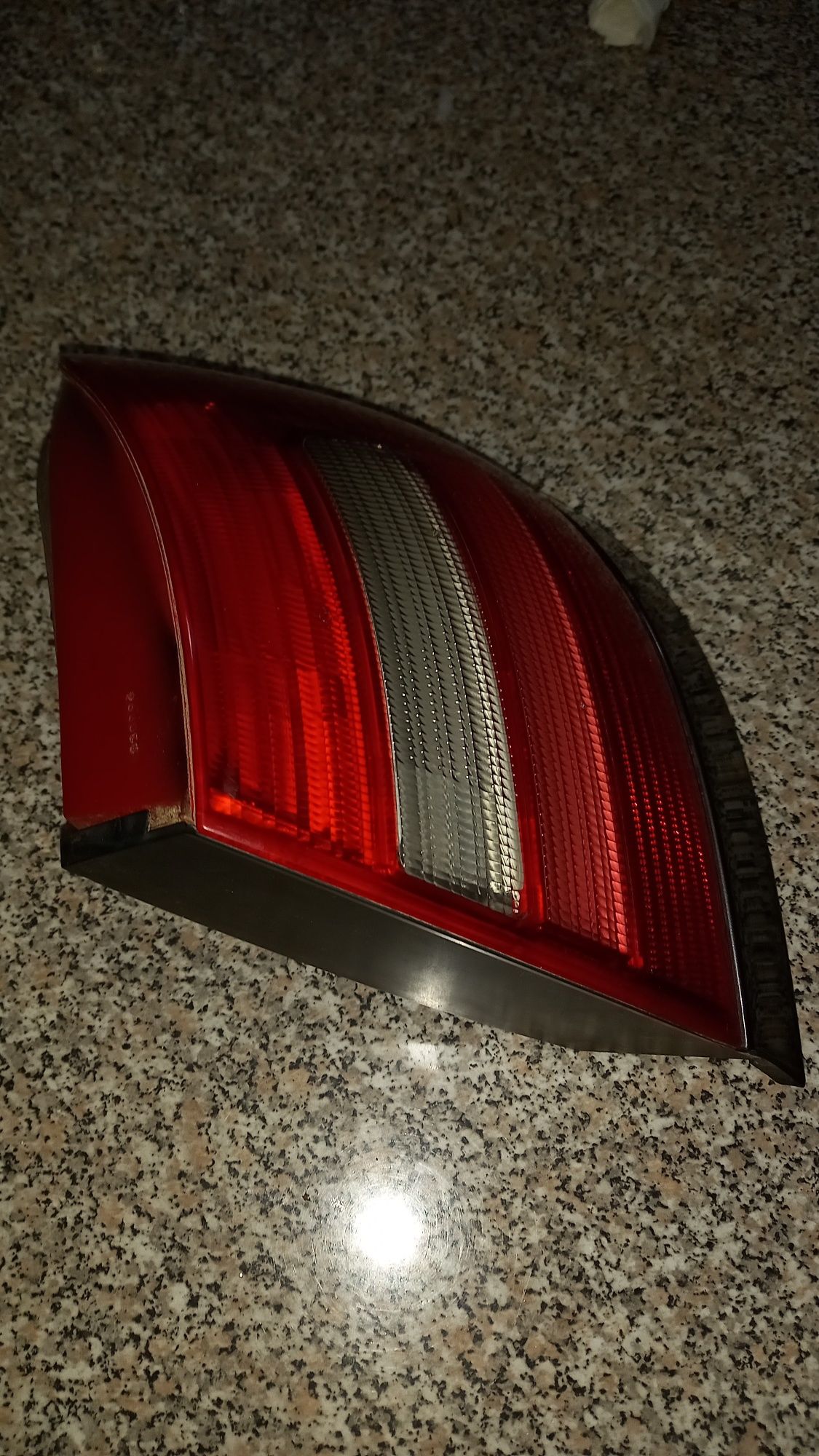 Vendo farol traseiro lado direito Audi A4 1996