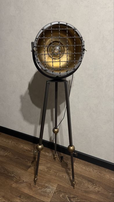 Торшер у стилі лофт / індастріал (прожектор на тринозі)