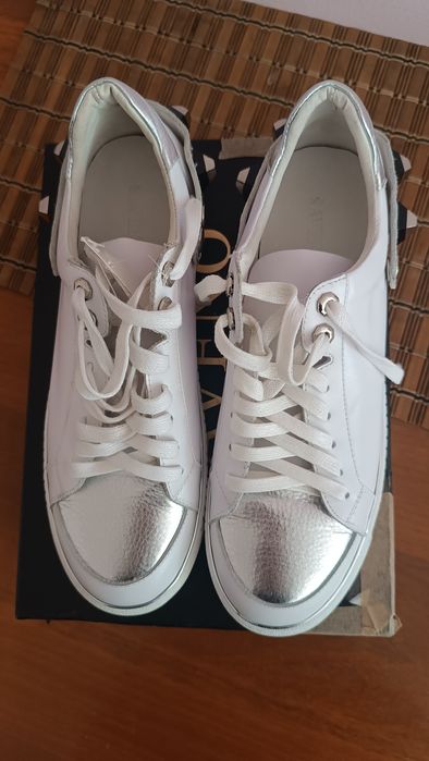 Жіноче взуття кросівки