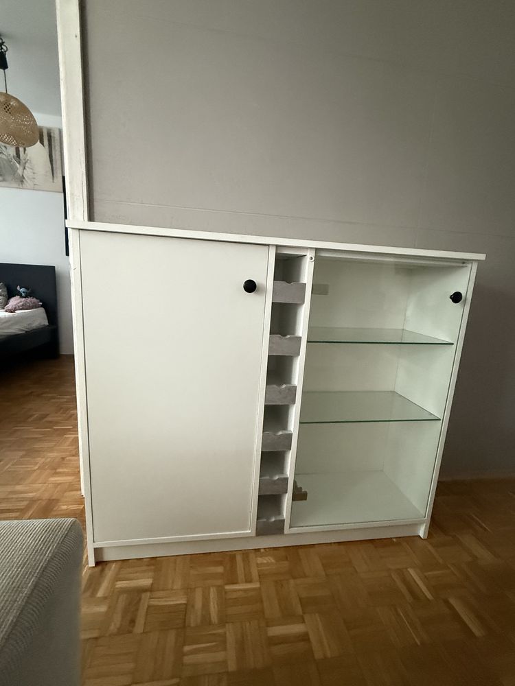 Komoda  częściowo oszklona