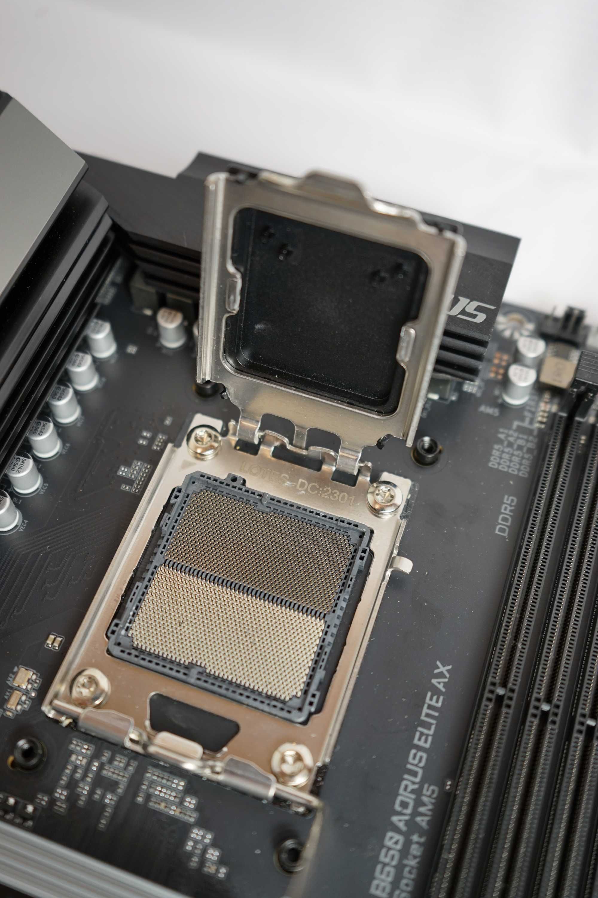 Материнська плата GIGABYTE B650 AORUS Elite AX