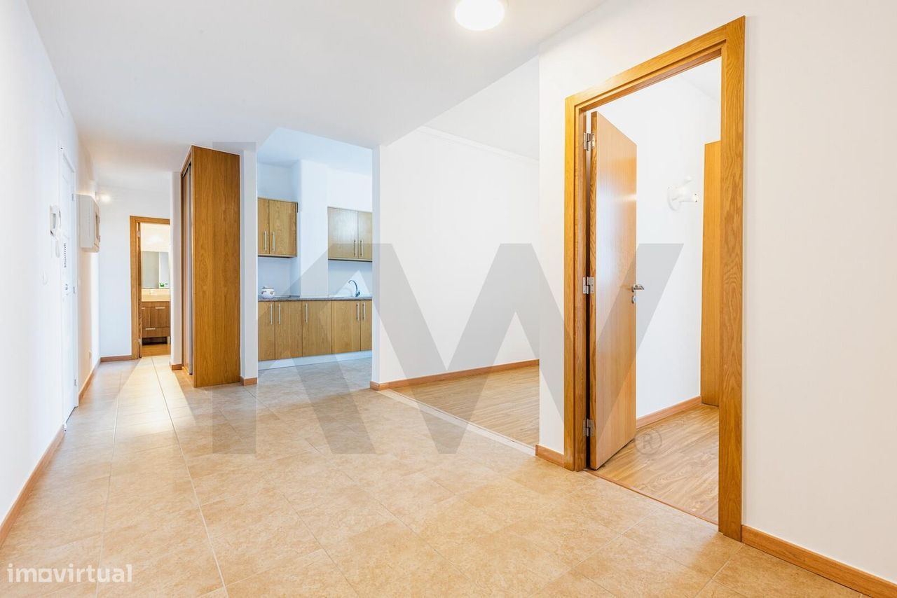 Apartamento T1 transformado em T2 na Av. Estados Unidos da América.