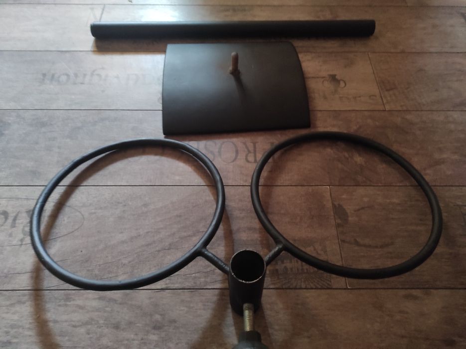 Підставка для їжі та води.