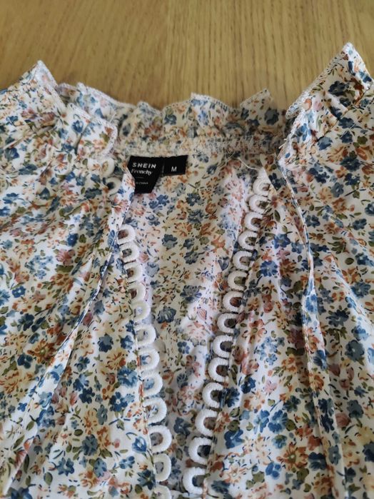 Blusa com padrão florido