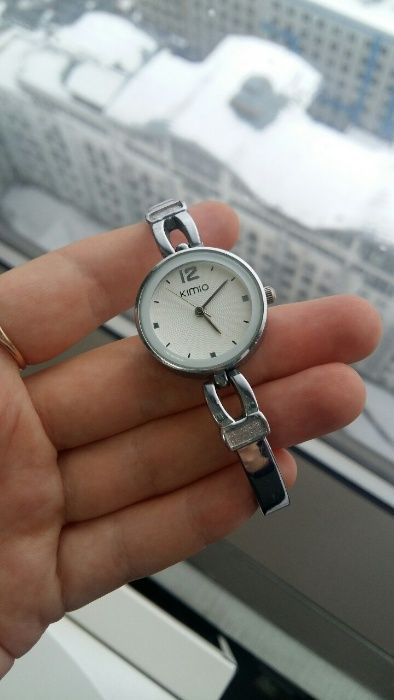 Женские наручные часы с белым циферблатом