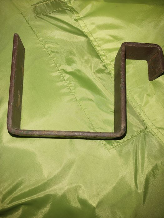 Wieszak, hak na skrzynkę balkonową.