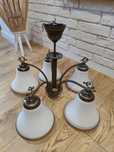 Lampa wisząca z mlecznego szkła w kolorze złota antycznego