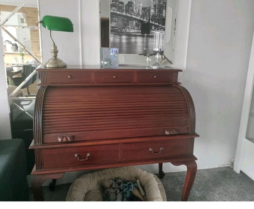 Sekretarzyk na pięknych nozkach