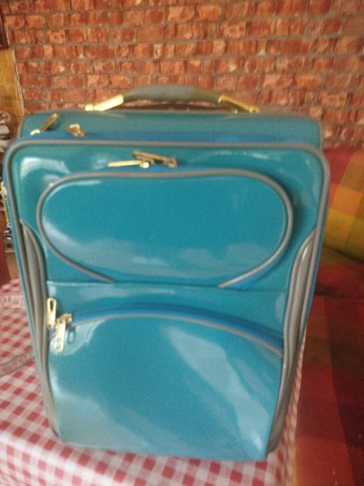 чемодан на четырёхколёсах