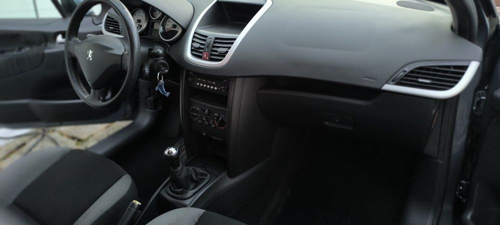 OTIMA OPORTUNIDADE - Peugeot 207 1.4 16 V