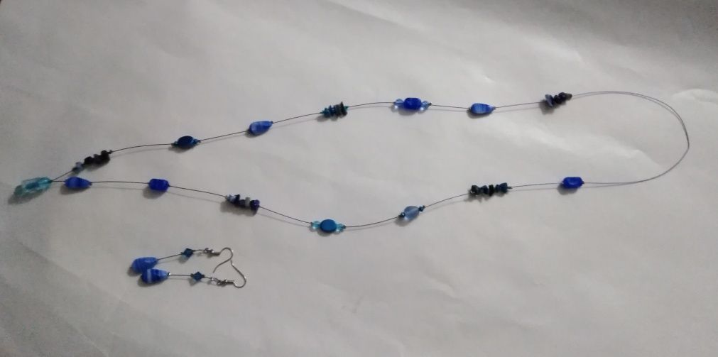 Conjunto de fio e brincos.