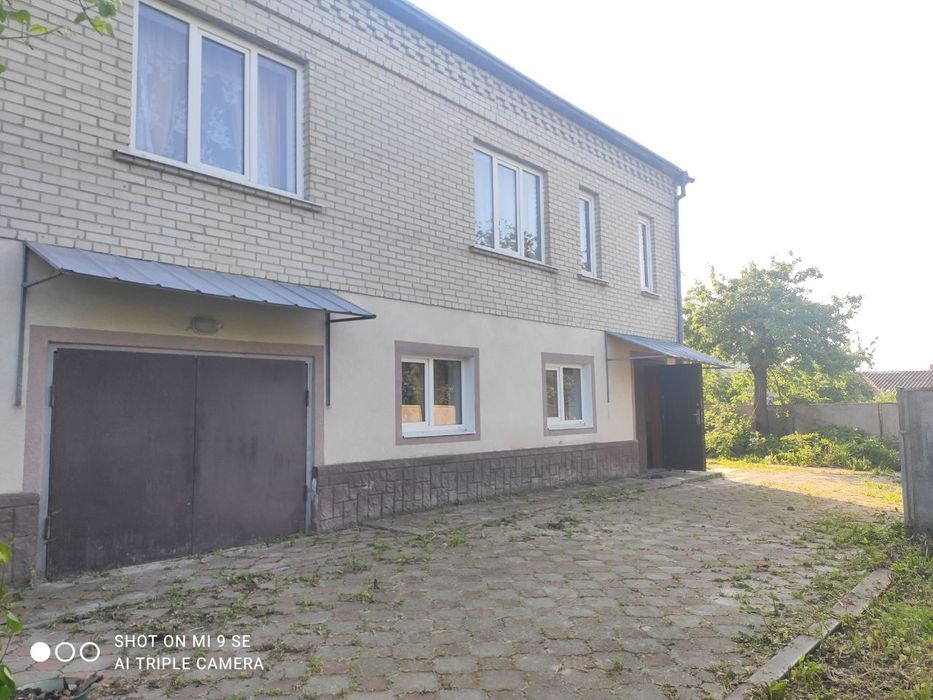 Будинок двоповерховий цегляний.