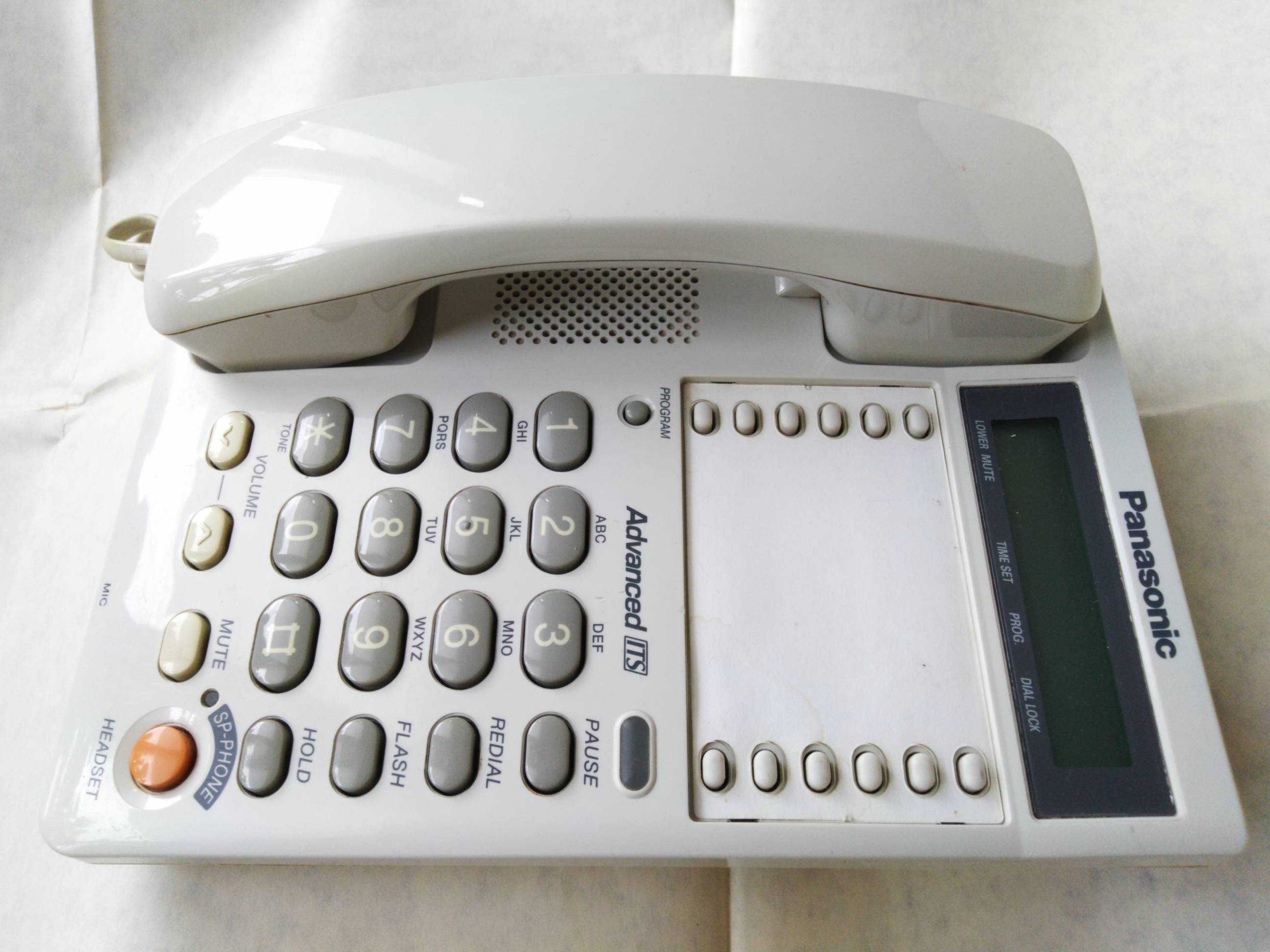 Cтаціонарний телефон Panasonic KX-TS2365RUW в робочому стані