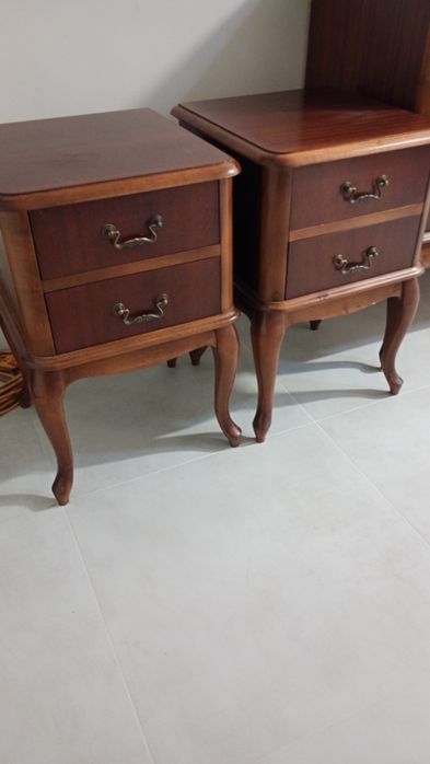 Antyczny stolik.  nocny