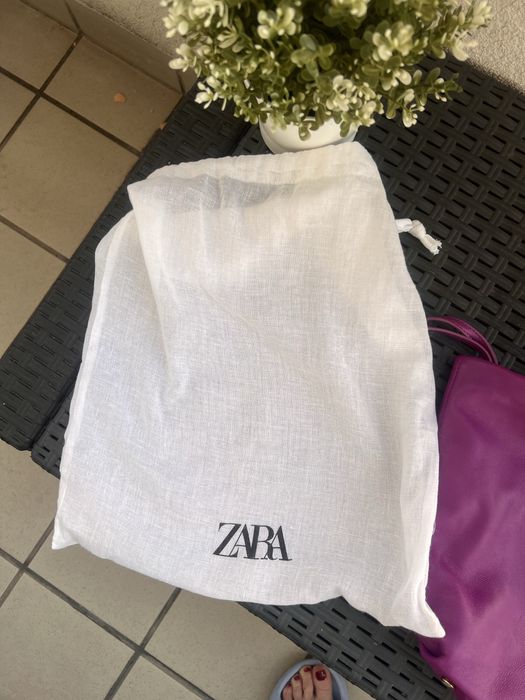 Zara torebka na nadgarstek. Piękny biskupi kolor.
