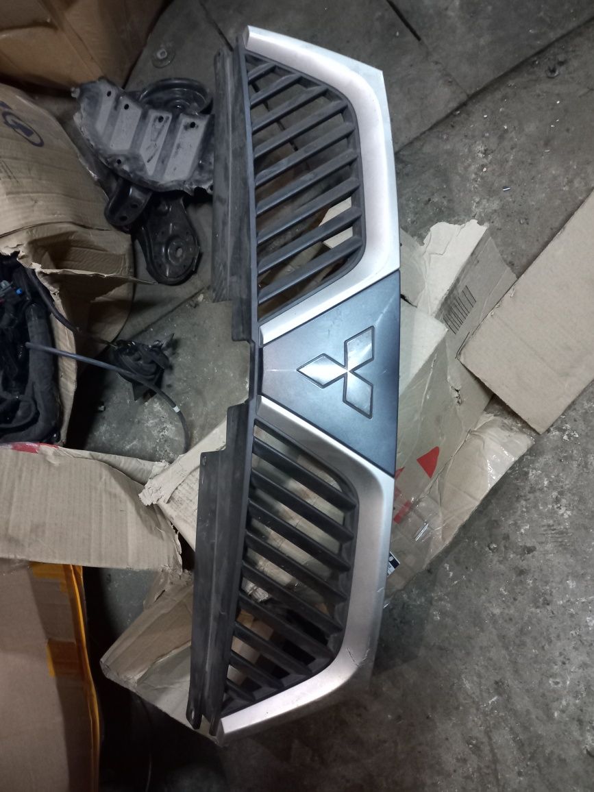 Решётка радиатора  Mitsubishi Outlander XL 2006-2012