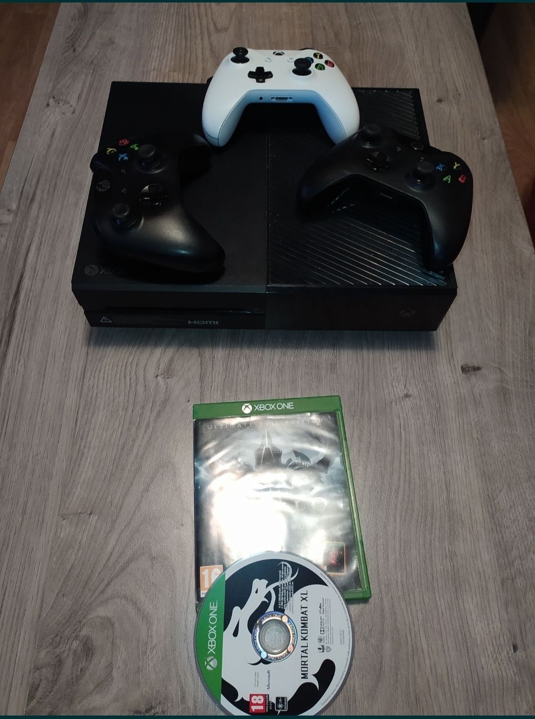 Xbox One 500 Гб + 3 джойстика + 3 игры