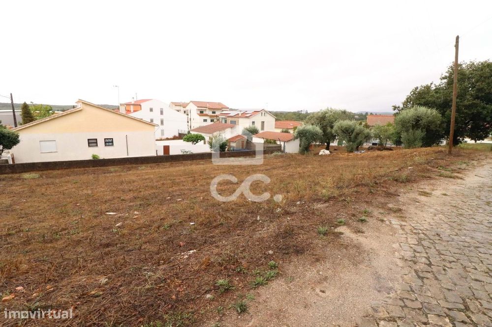 Terreno plano para construção de moradia isolada.