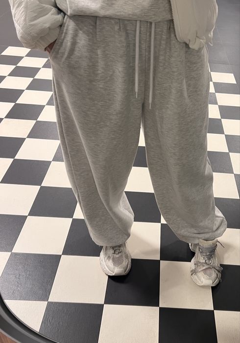 до покупки подарунок на вибір кросівки або сумка до образу