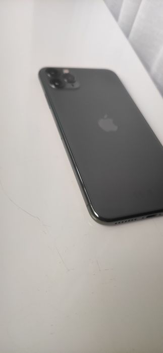 Iphone 11 pro max 256, аккумулятор 88,  не большой дефект экрана