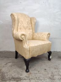 Piękny stylowy fotel ludwik, kremowa tapicerka, uszak