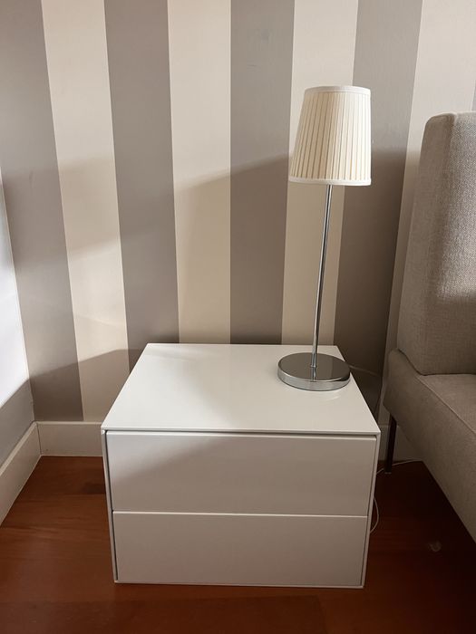 Duas bancas de cabeira com duas cavetas