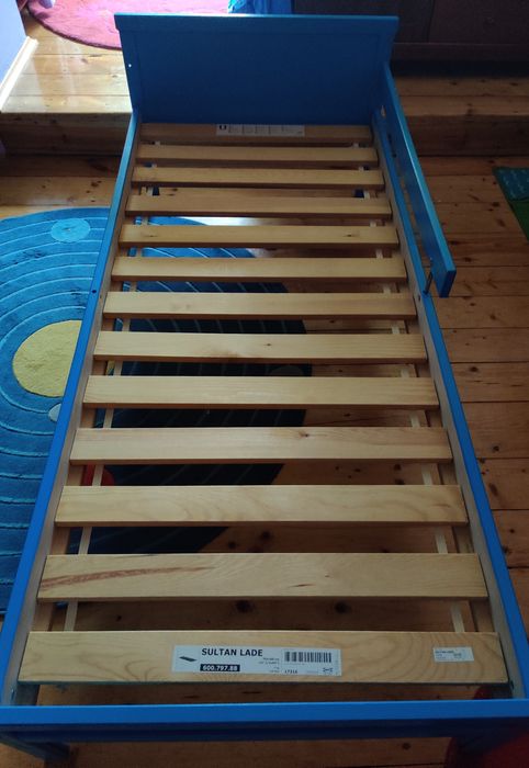 Niebieskie łóżko dziecięce IKEA 160 CM X 70 CM plus stelaż i materac p