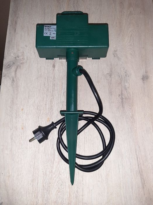 Coluna exterior de jardim com tomadas