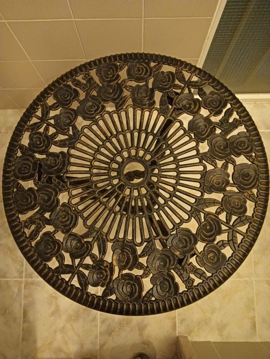 Mesa e duas Cadeiras em ferro fundido e acabamento em preto