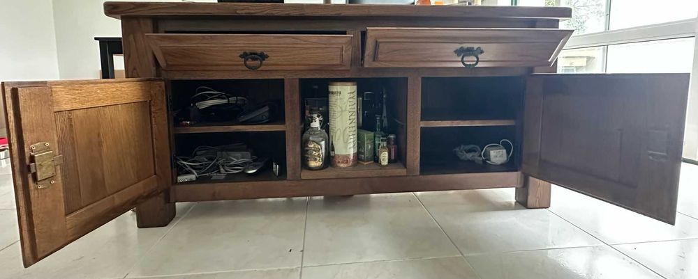 Móvel de TV em madeira de Castanho maciça.