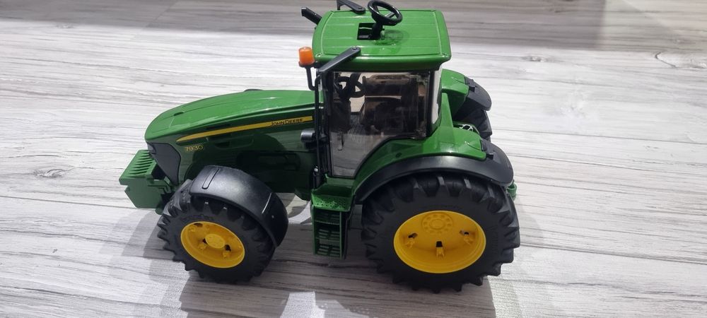 Traktor zabawka john deere 7930