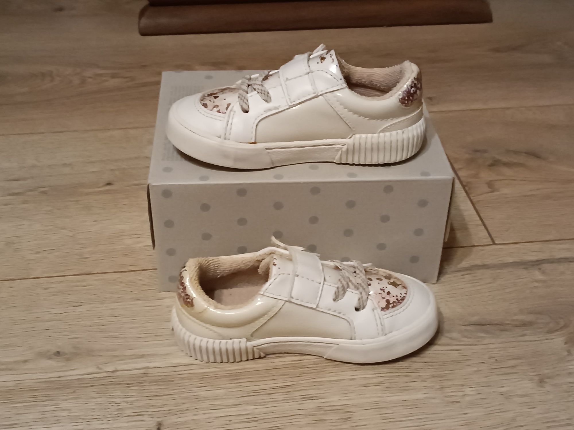 Buty /trampki Zara r.22 białe z błyszczącymi cekinami dziewczynka