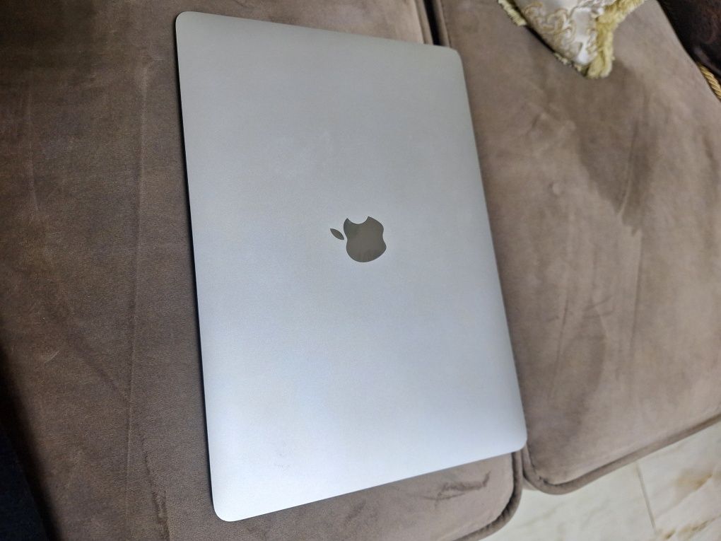 MacBook Air Silver Corei5/16gb/250 silver