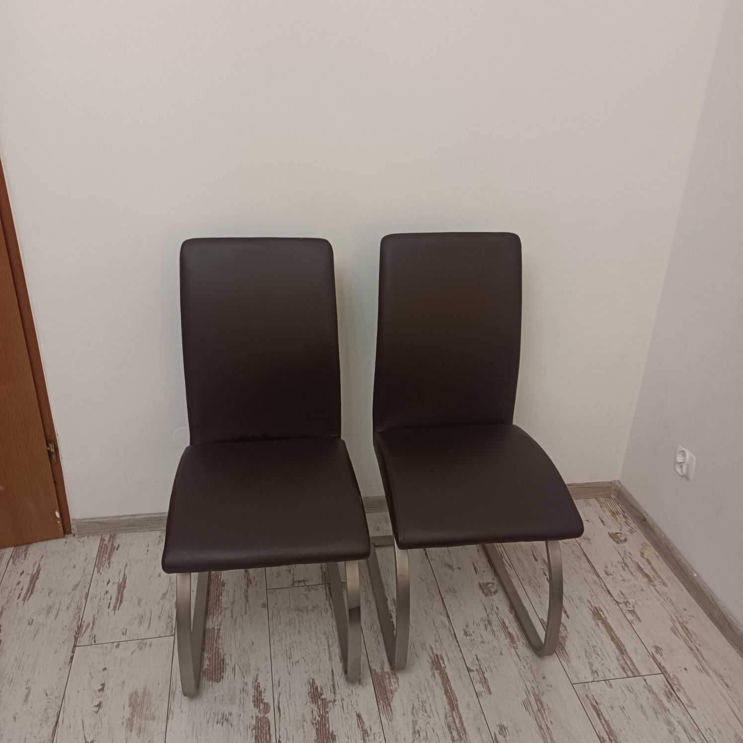 Dwa krzesła brązowe z eko skóry