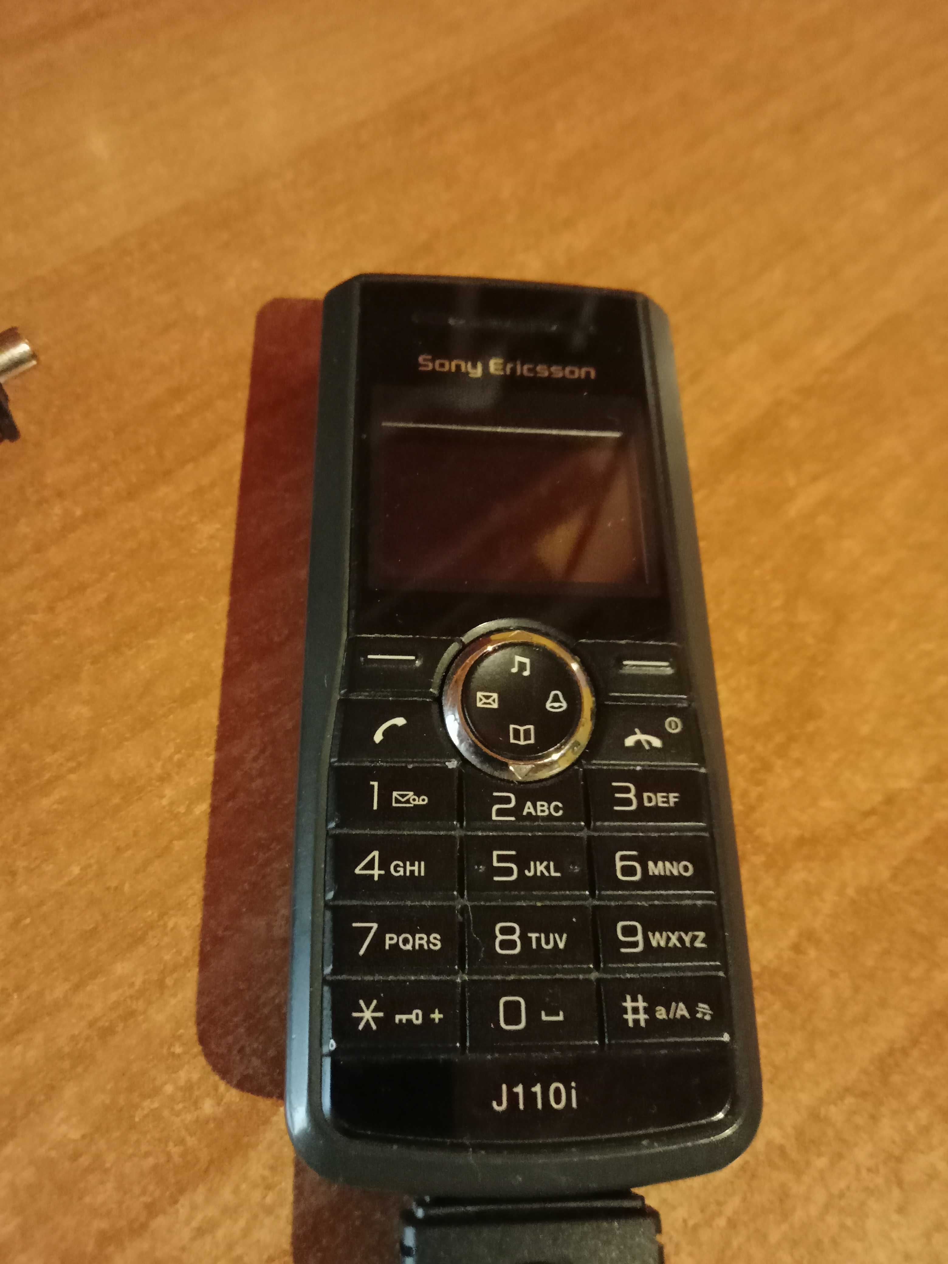 Sony Ericsson J110i z ładowarką samochodową.