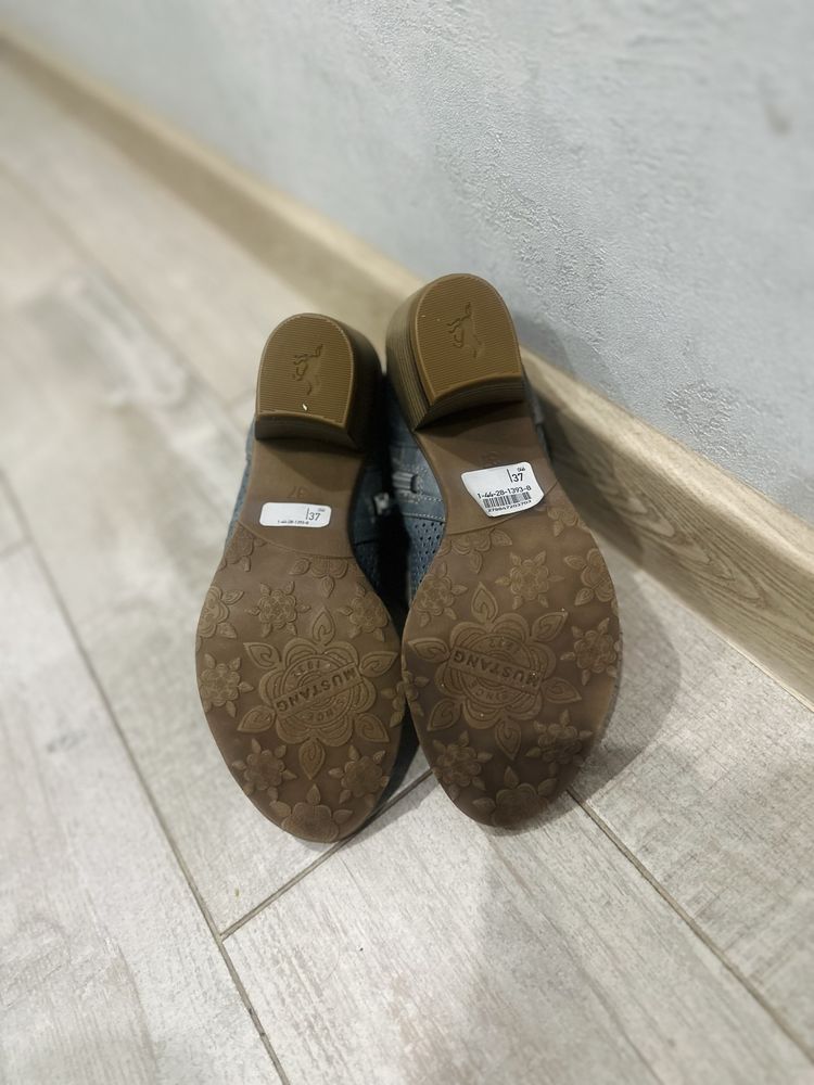 Казаки від Mustang shoes в стильному кольорі