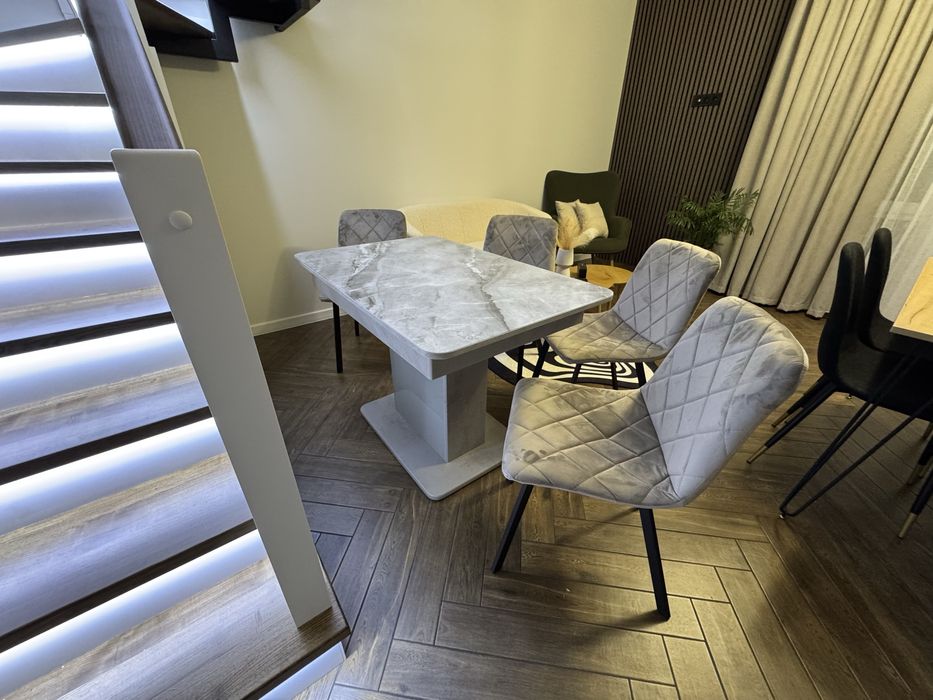 Кухонний стіл із стільцями, у новому, чудовому стані