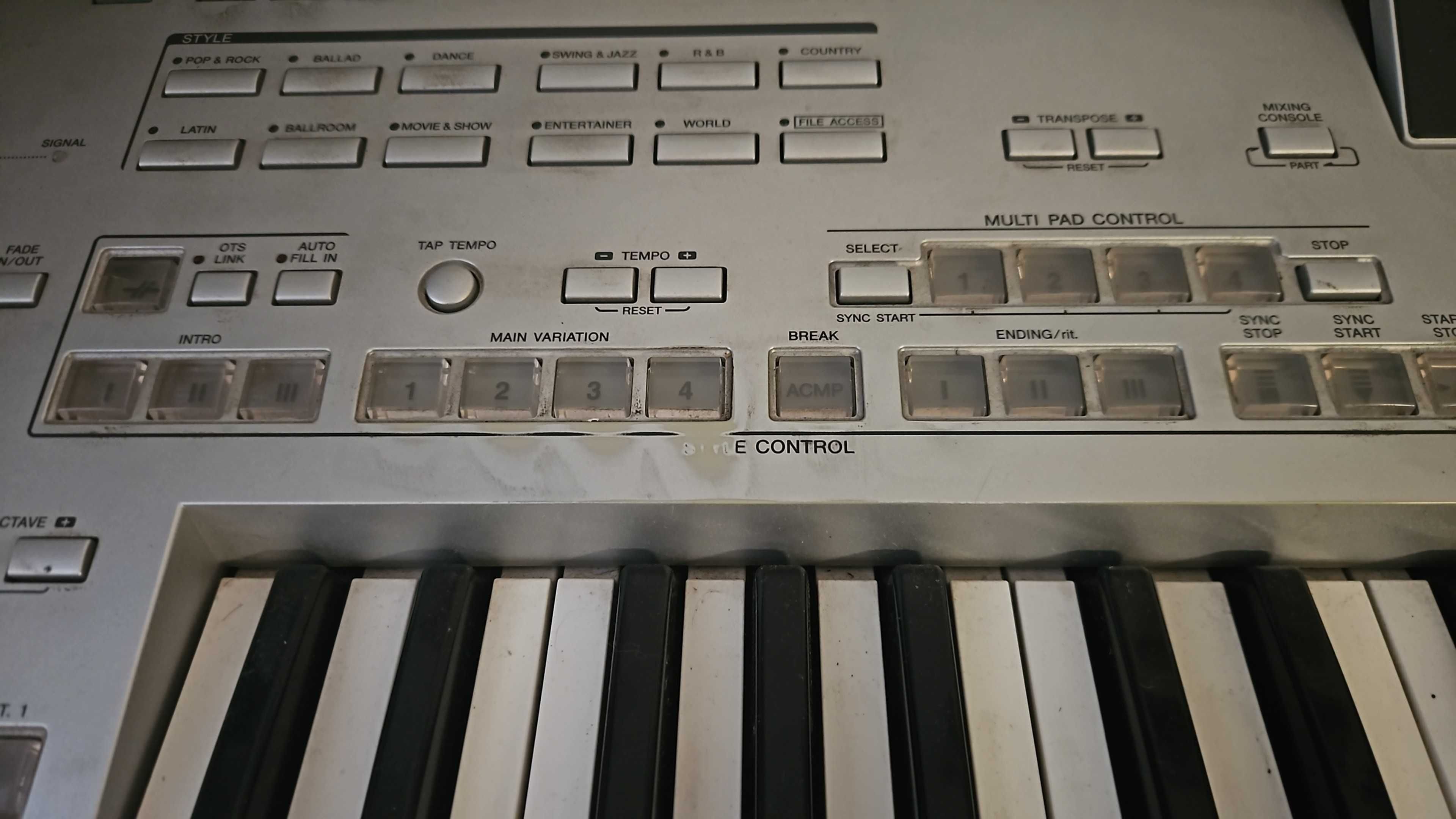 Yamaha Tyros 3 teclado