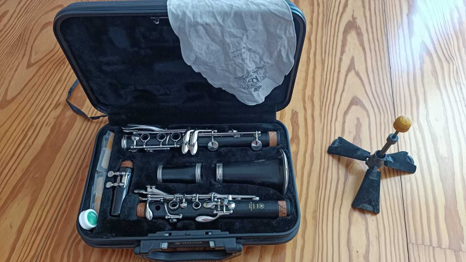 Clarinete Yamaha YCL-450N Sib 17 Chaves niqueladas