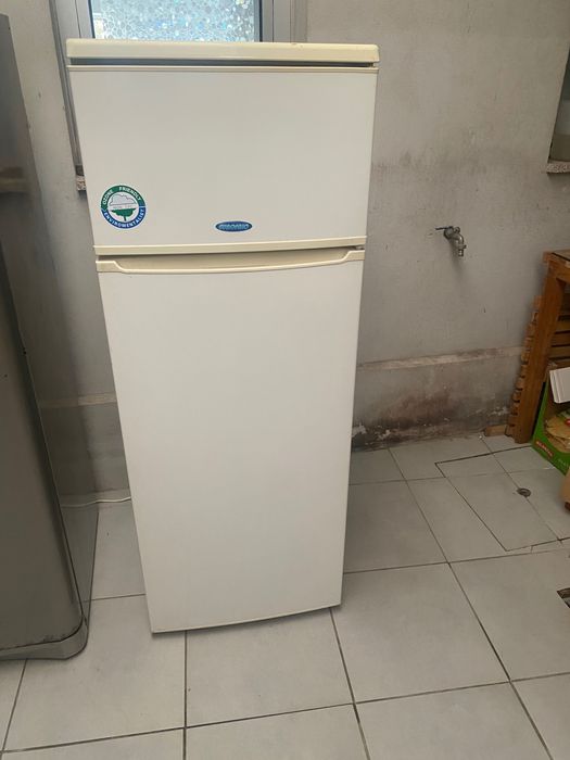 Frigorífico vertical branco