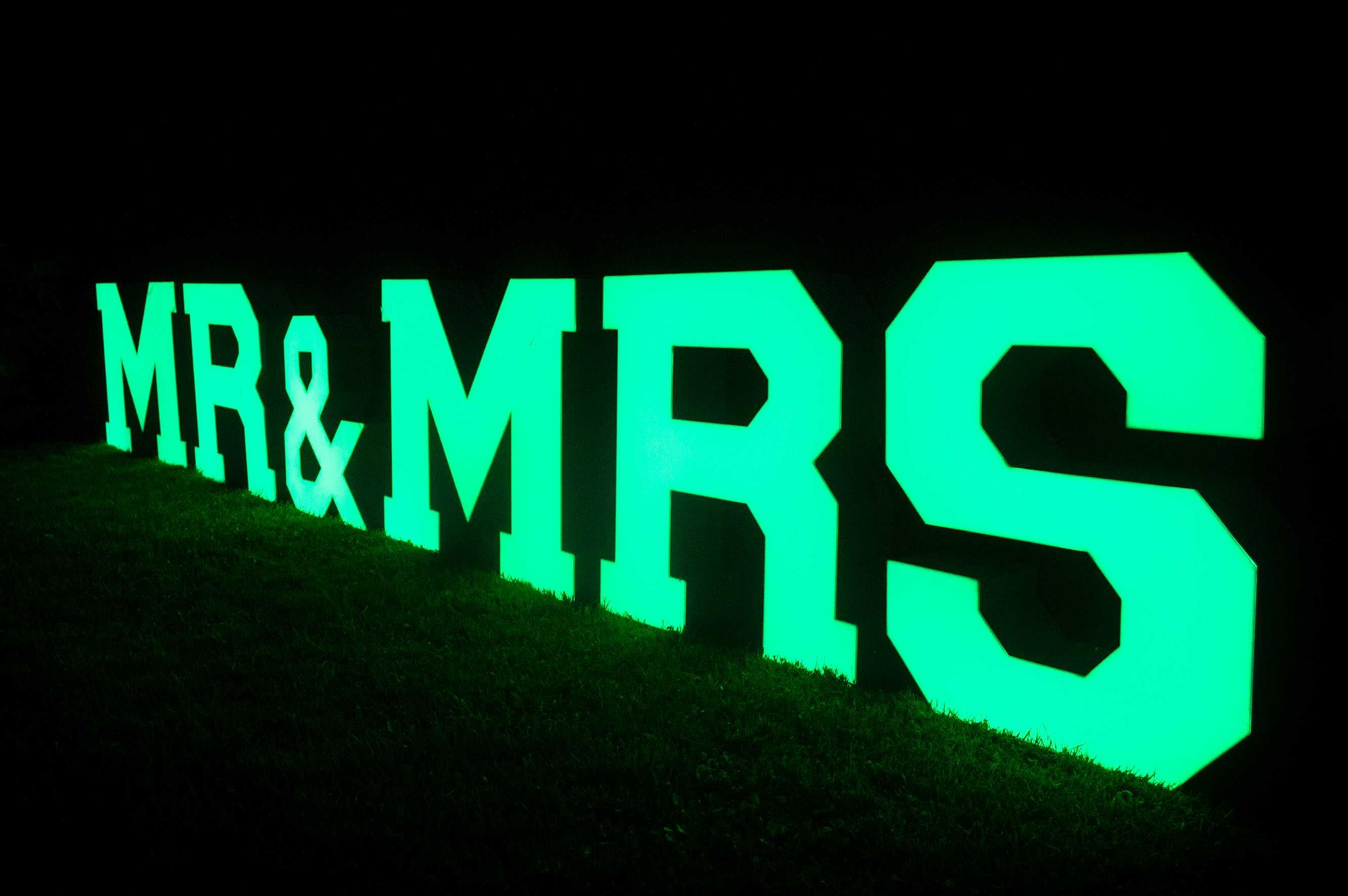 Sprzedam podświetlany napis MR&MRS (LED) - idealna dekoracja na wesele