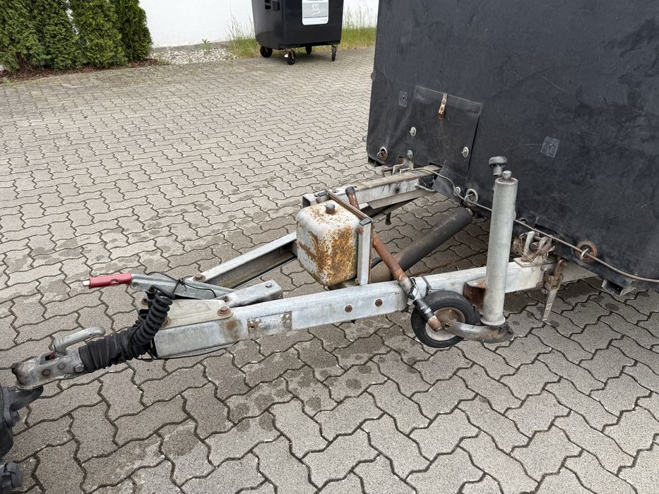 Auto laweta zamknięta