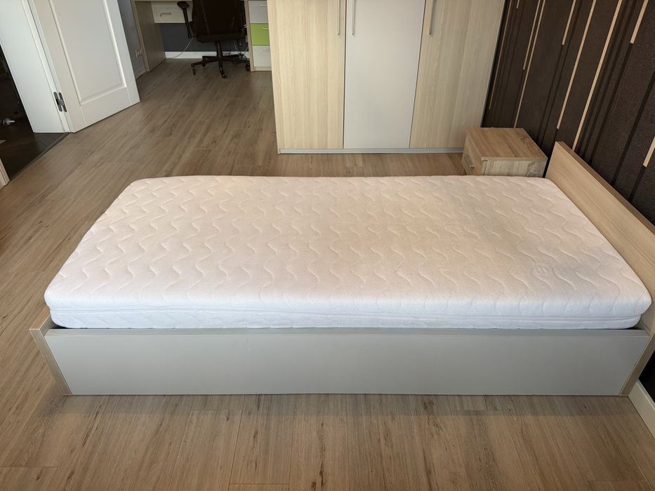 Łóżko ze stelazem i materacem 90x200 stan super