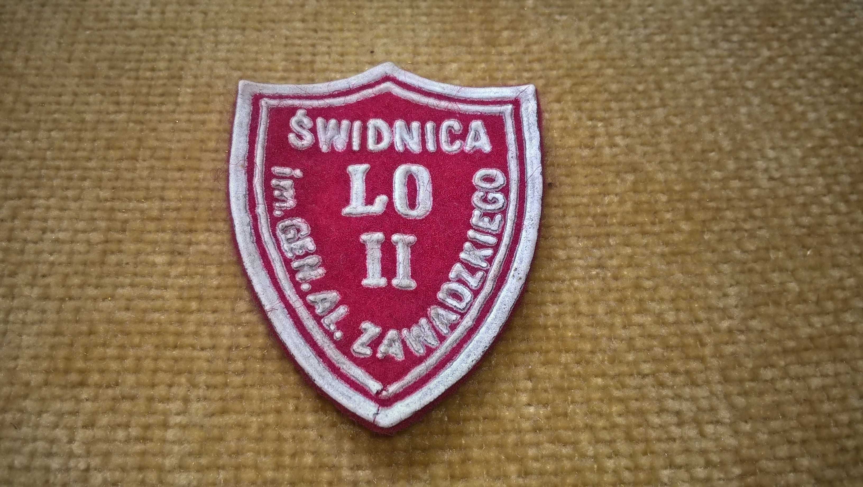 Stara tarcza szkolna Świdnica II LO